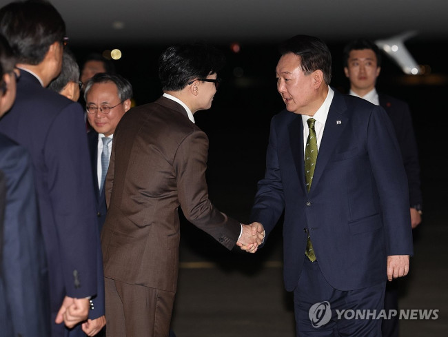 윤석열 대통령, 국민의힘 한동훈 대표와 악수