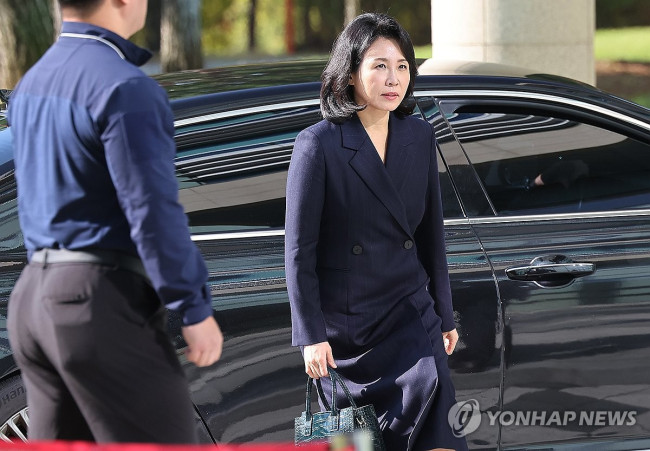 수원지법 들어서는 김혜경 씨