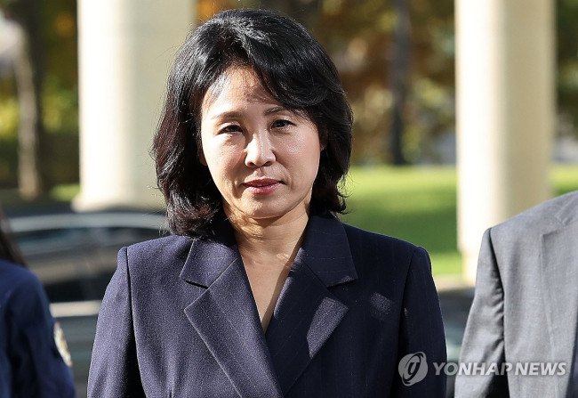 수원지법 들어서는 김혜경 씨